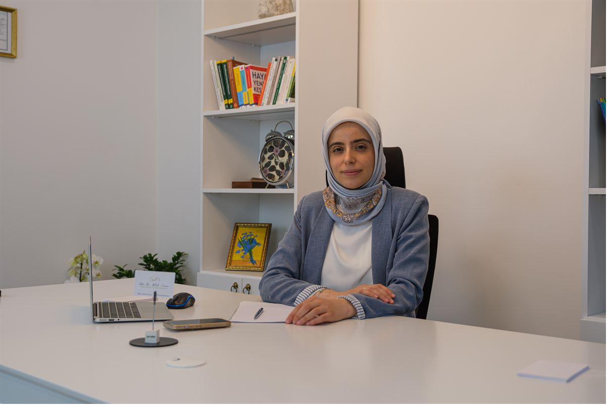 Uzm. Dr. Hilal Seven muayenehanesinde