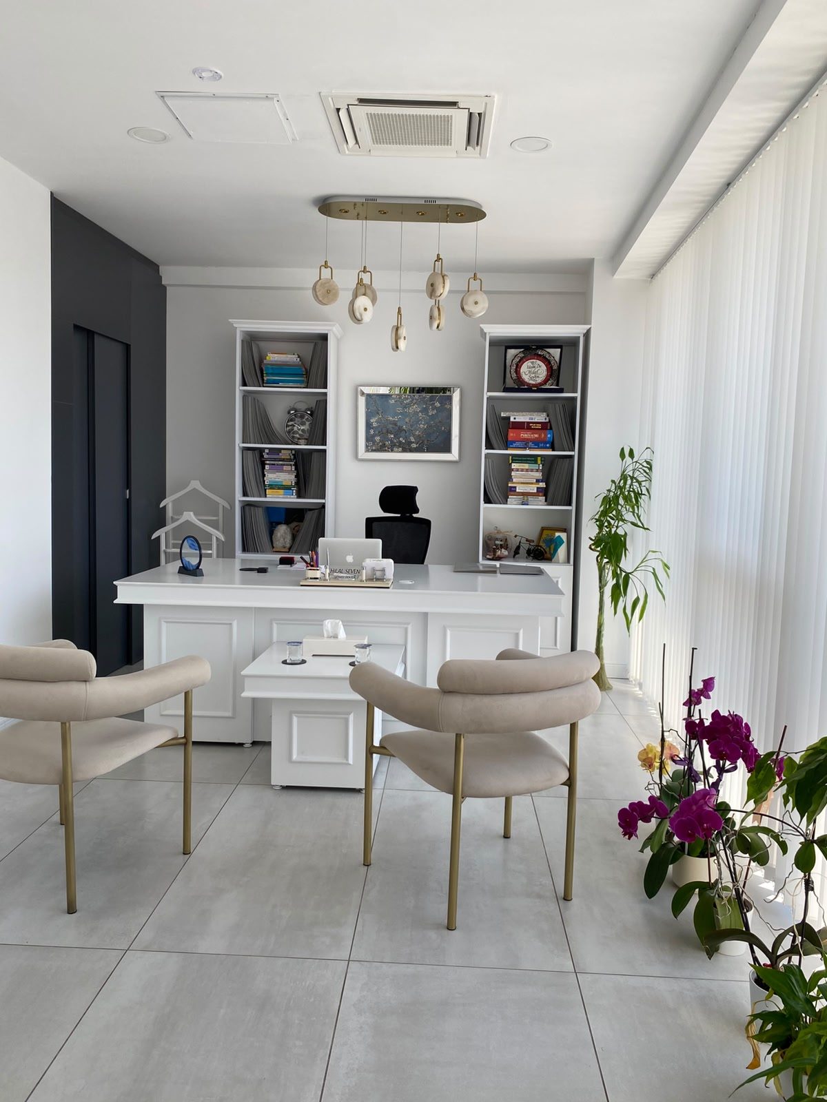 Görüşme odası — çalışma masası, kitaplıklar ve rahat koltuklar